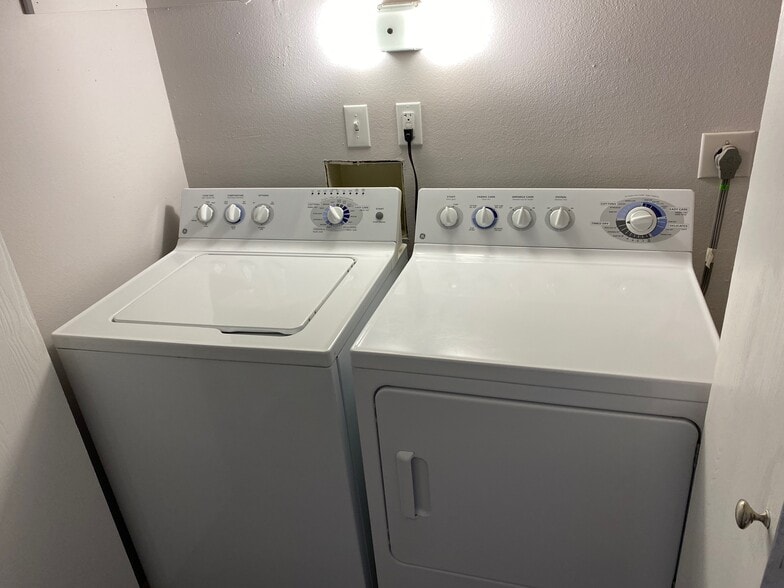 Full Size Washer/Dryer - 341 Wright St