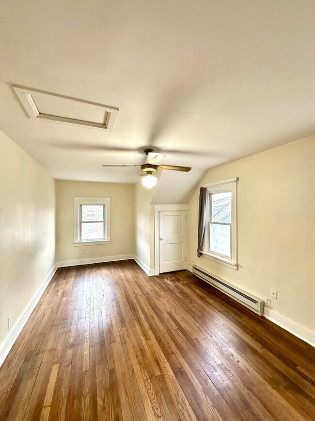 Building Photo - 1528 Dagmar Ave