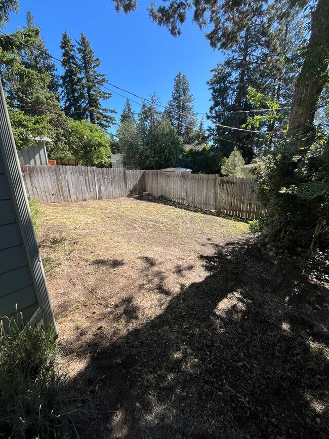 Building Photo - Charming Three Bedroom Home on Bend's West...
