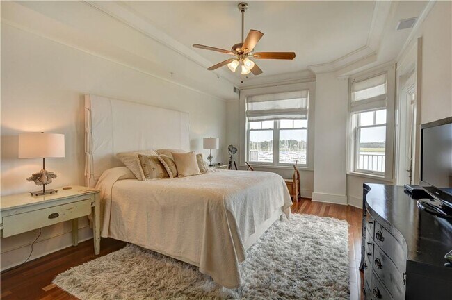 Building Photo - 10 Marina Dr