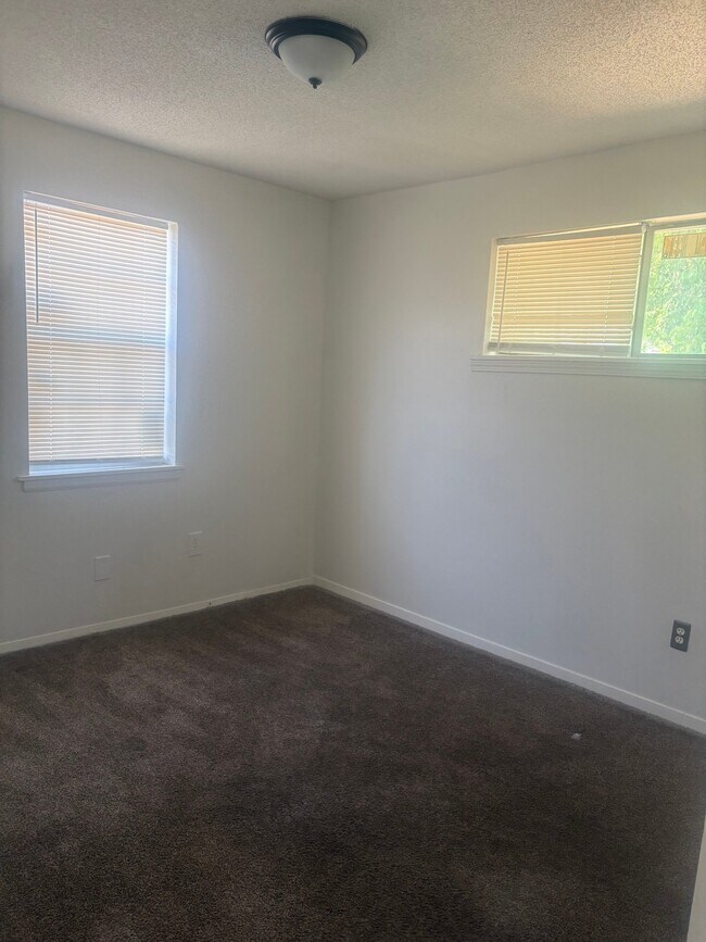 Building Photo - 2565 Peres Ave