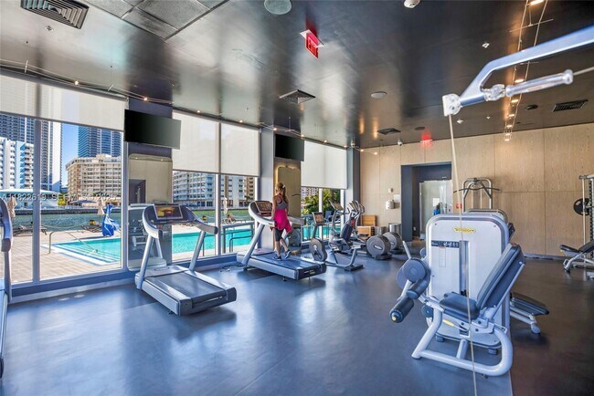 Building Photo - 2600 E Hallandale Beach Blvd