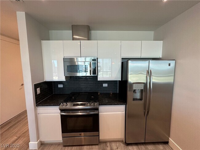 Building Photo - 4575 Dean Martin Dr