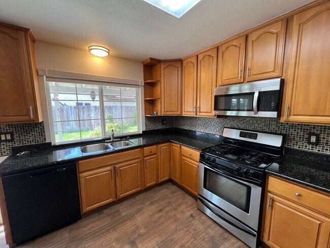 Building Photo - Updated 3 bedroom single story in Manteca!