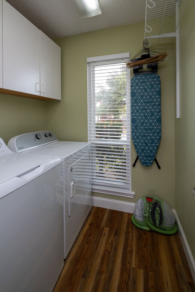 Building Photo - 3410 Los Alamos Ln