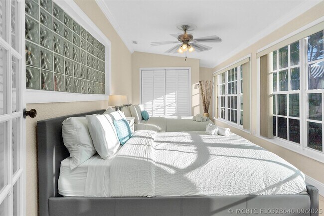 Building Photo - 3221 Seaward Dr