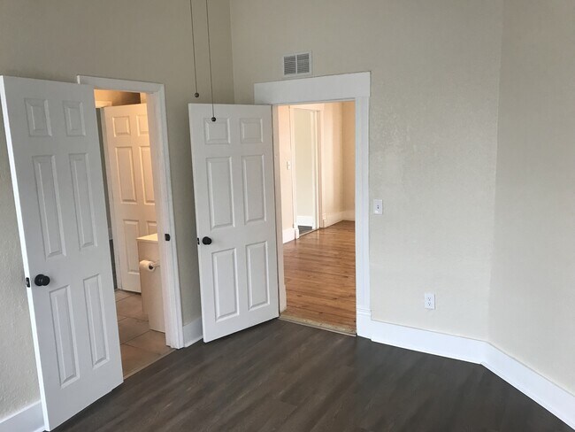 Building Photo - 2109 W Cypress St