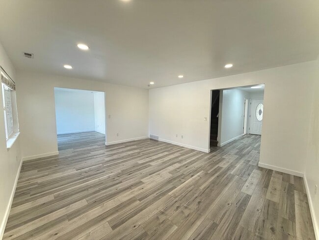 Building Photo - 3 Bedroom Home in Holladay Available August 1st