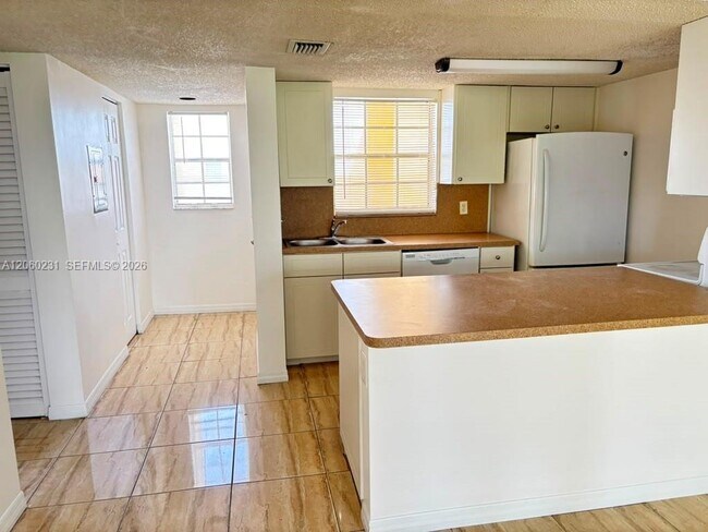 Building Photo - 6292 La Costa Dr