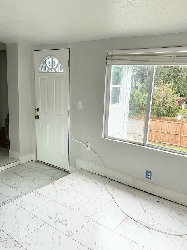 Building Photo - 1356 W 24th St