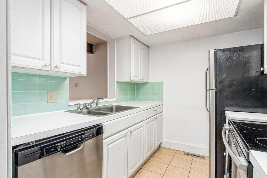Building Photo - 114 E Ticonderoga Dr