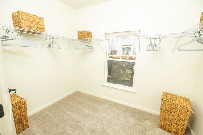 Building Photo - Beautiful 3 bed 3.5 bath Condo