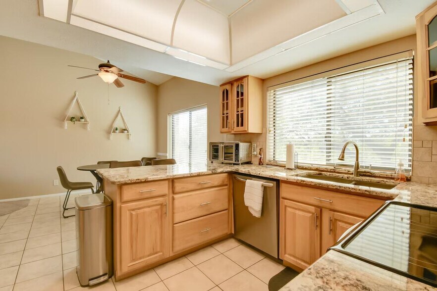 Building Photo - 16233 E Rosetta Dr