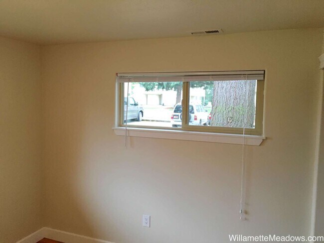 Building Photo - 4 Bedrooms, 2 Bathrooms, Large Fenced Backyard in Central Salem