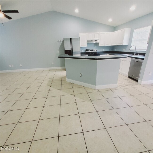 Building Photo - 779 Bedford Dr