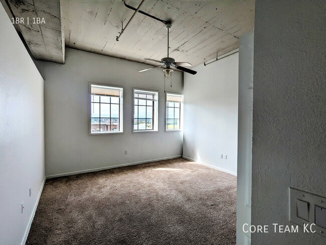 Building Photo - Top floor loft with river view!