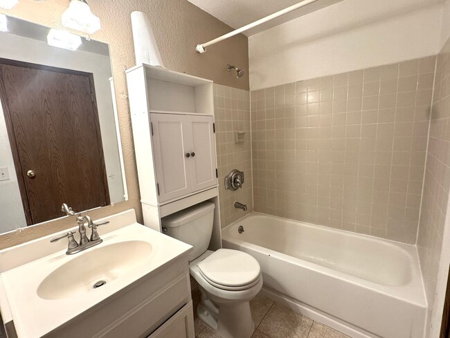 Building Photo - Prime Gig Harbor Location – Modern 2-Bedro...
