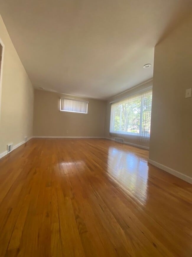 Building Photo - ADORABLE 3 BED 1 BATH RANCH IN LIVONIA ---...