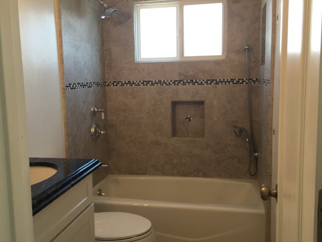 bath w/ shower tub combo - 308 Paseo De La Playa
