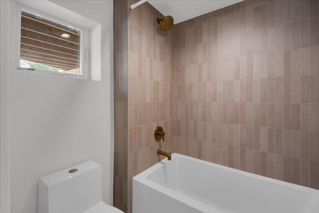 Building Photo - 4Bd/3.25Ba Shoreline House