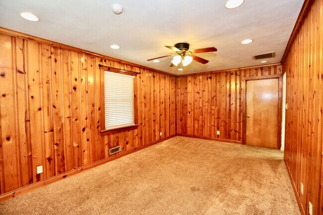 Building Photo - AVAILABLE EARLY MAY, Charming ranch home with front porch in Castle Heights!