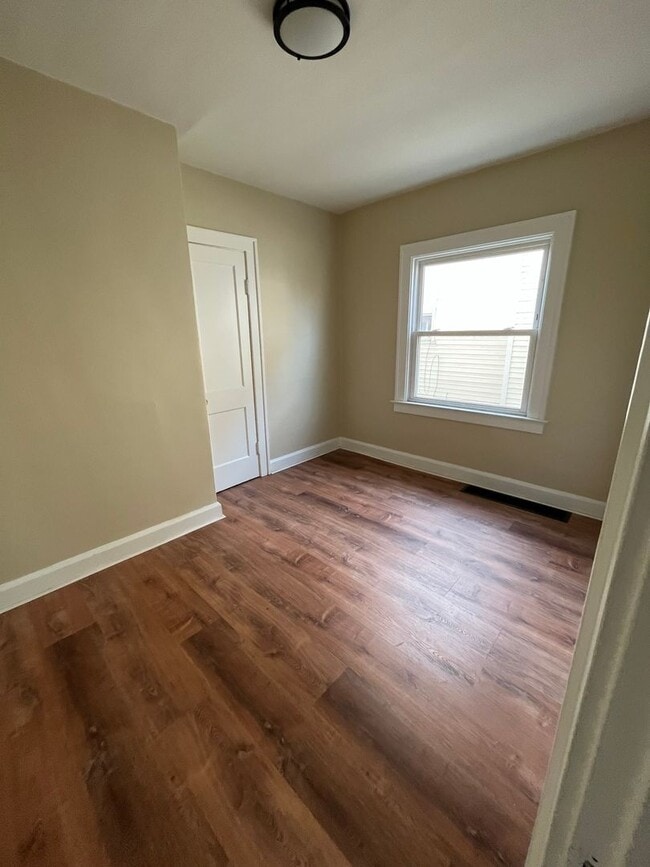 Building Photo - 11522-11522 Headley Ave