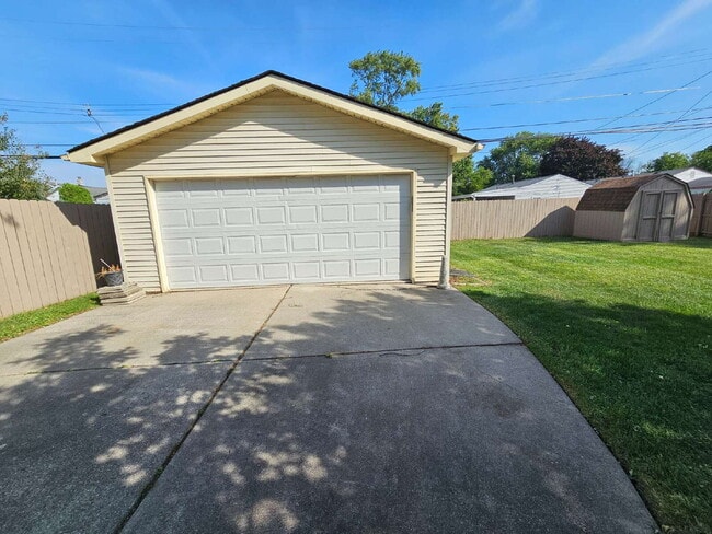 Building Photo - Clean 3-Bedroom Tri-Level, 1.5 Bath with Updated Kitchen, Great Room, Fireplace & Private Backyar...