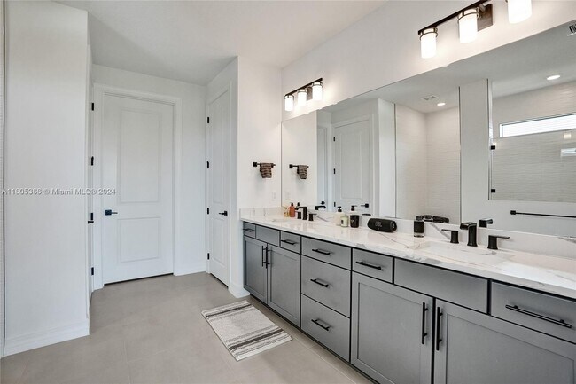 Building Photo - 4536 Silverwood Ln N