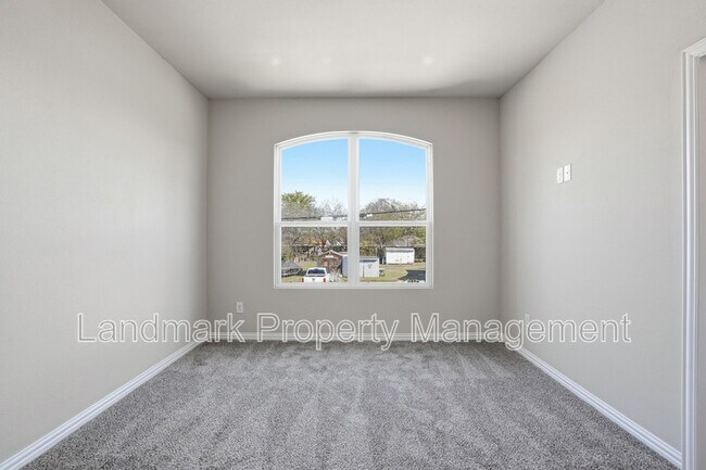 Building Photo - 303 Eastland St