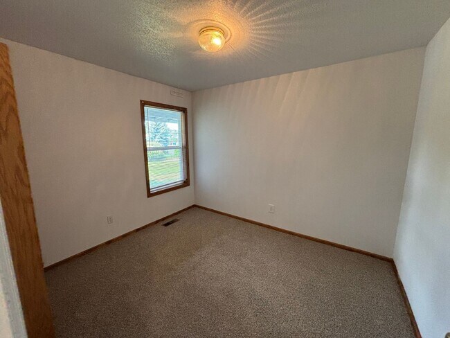 Building Photo - Comfortable Charm on a Spacious Lot in SW ...