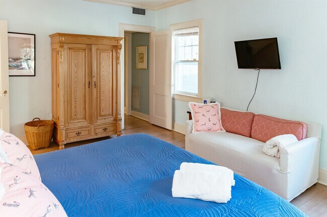 Building Photo - 519 28th St