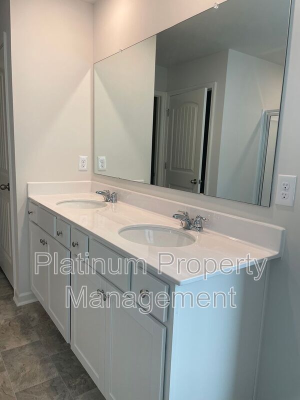 Building Photo - 551 Stoneybrook Dr