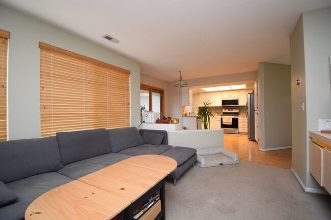 Building Photo - Bright Holladay 4 Bed Home – High Ceilings in Prime Location!!