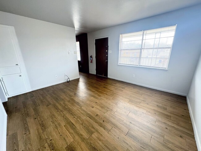 Building Photo - 611 Sunset Ln