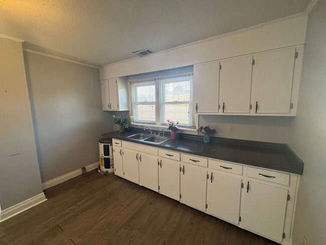 Building Photo - COMING SOON! SPACIOUS 2 BED HOUSE!