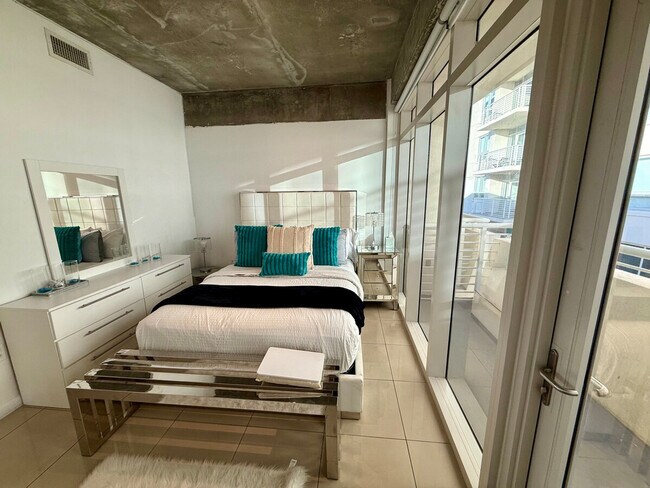 Building Photo - 139 NE 32nd St