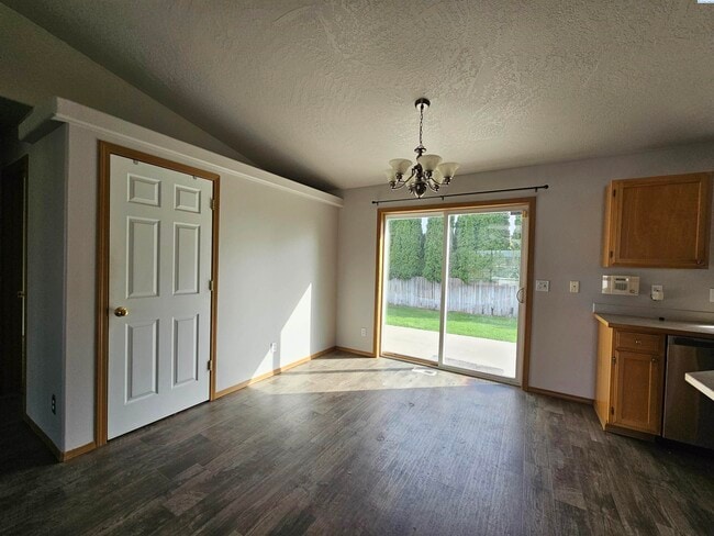 Building Photo - Fully Fenced Large Cul-De-Sac Lot