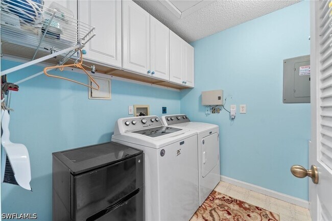 Building Photo - 5928 Cranbrook Way
