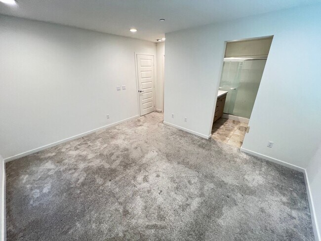 Building Photo - Perfect 2 Bed 2.5 Bath Orange Condo!