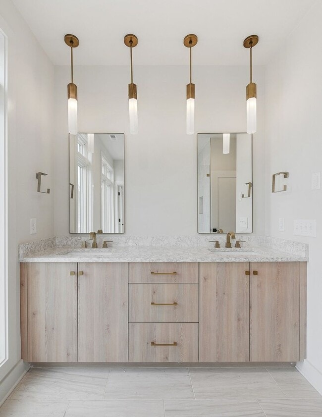 Building Photo - Stunning End Unit Townhome in Salemtown