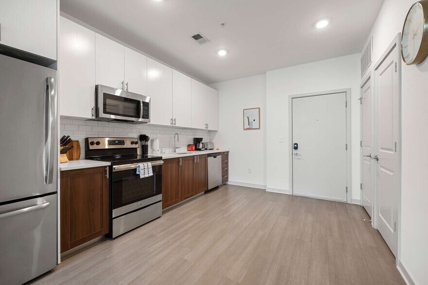 Building Photo - 633 E Main St