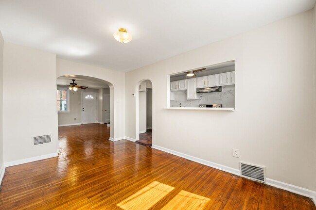 Building Photo - 1822 W Eleanor St