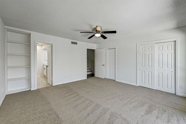 Building Photo - 2022 Lakewood Ct