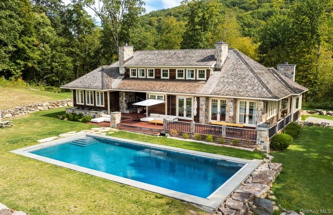 Building Photo - 121 Quaker Hill Rd