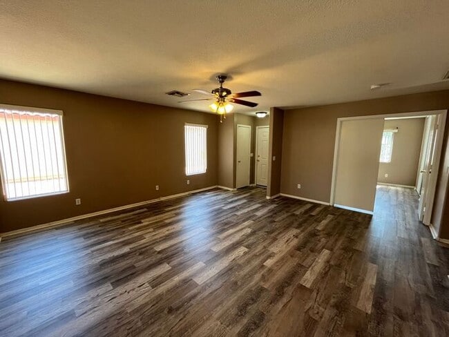 Building Photo - READY TO VIEW NOW! Spacious 3 Bed 2 Bath H...