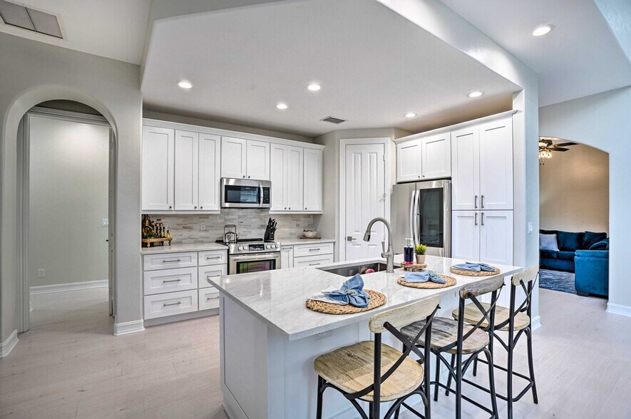 Building Photo - 6096 Dogleg Dr