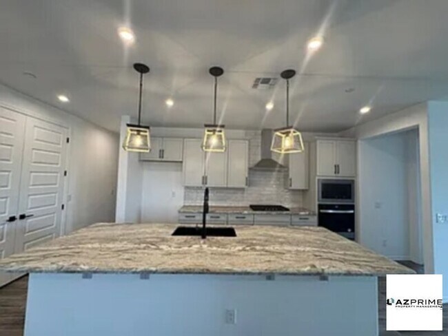 Building Photo - Nice Home