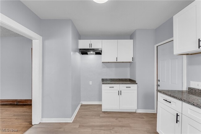 Building Photo - 11913 Buckingham Ave