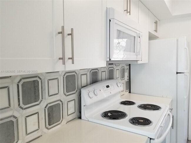 Building Photo - 1005 S 17th Ave