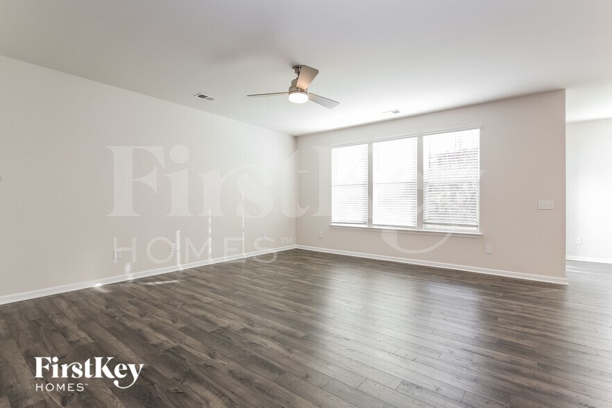 Building Photo - 566 Hillpark Ln